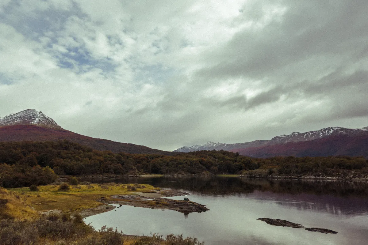 Lago e montanhas no Parque Nacional Tierra del Fuego