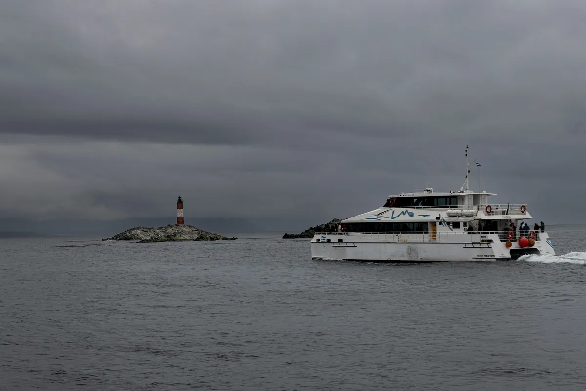 Catamarã diante do Farol Les Éclaireurs