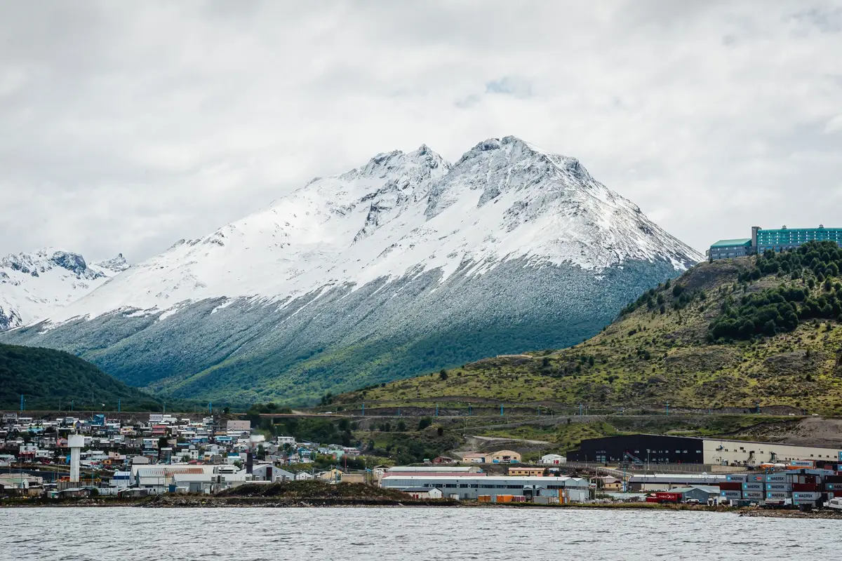 Montanhas nevadas ao redor de Ushuaia com o Canal de Beagle ao fundo