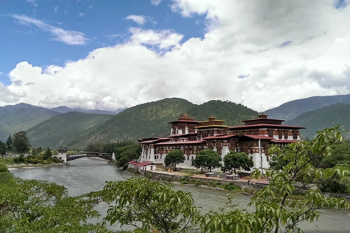 Vale de Punakha com arquitetura tradicional butanesa e montanhas ao fundo
