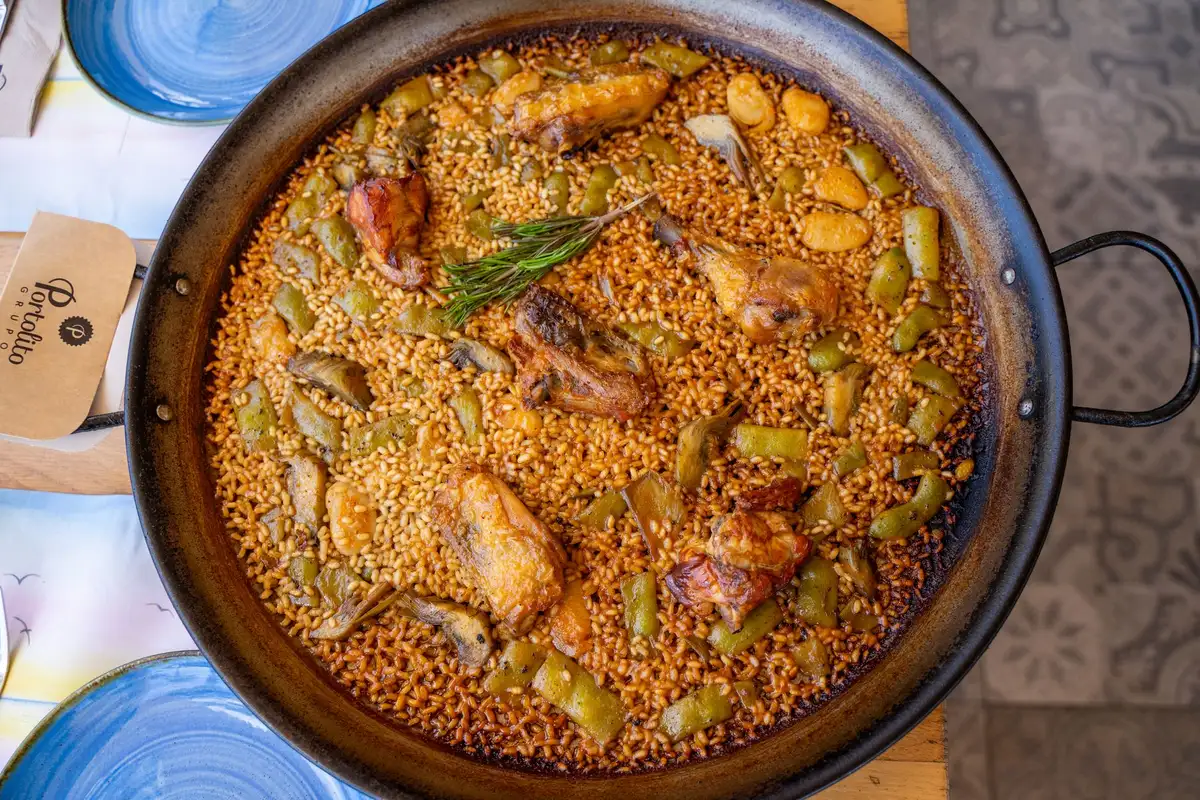 Paella valenciana servida na frigideira