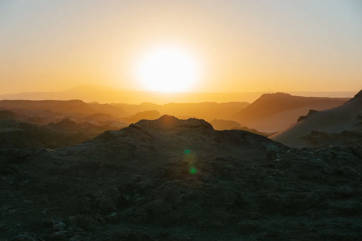 Pôr do sol no Valle de la Luna no deserto do Atacama