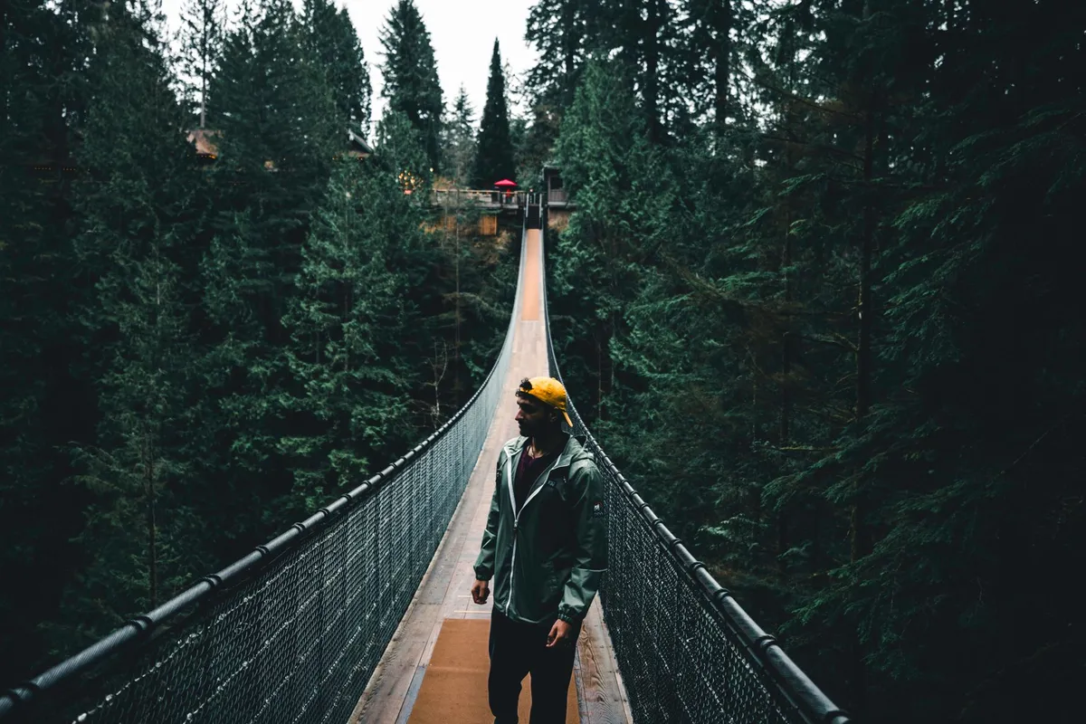 Passarela suspensa em floresta perto de Vancouver