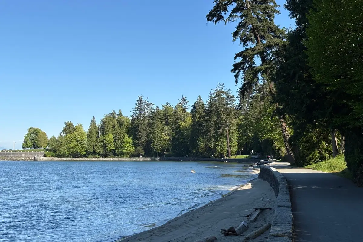 Ciclovia à beira-mar no Stanley Park em Vancouver