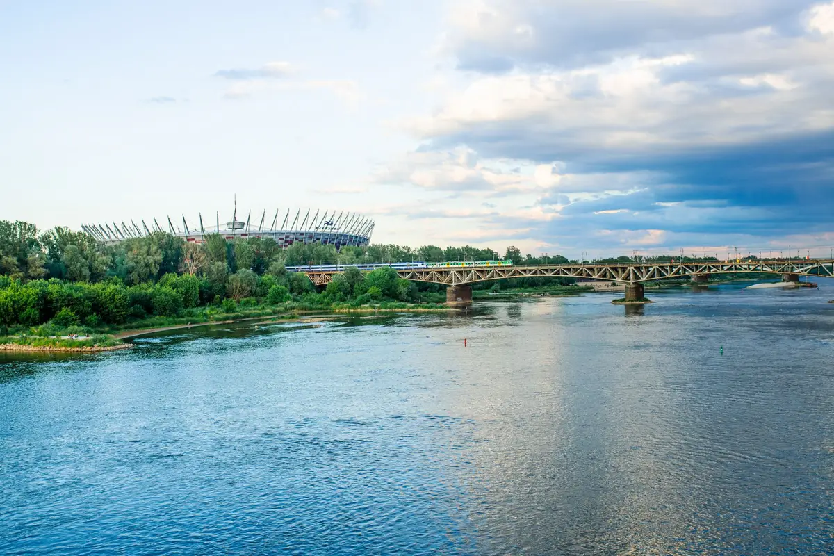 Rio Vistula e Estadio Nacional vistos de Varsovia