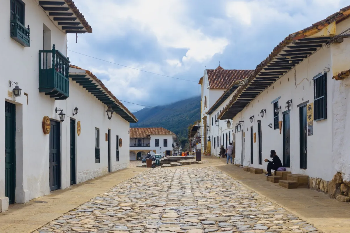 Rua de pedra e fachadas coloniais de Villa de Leyva