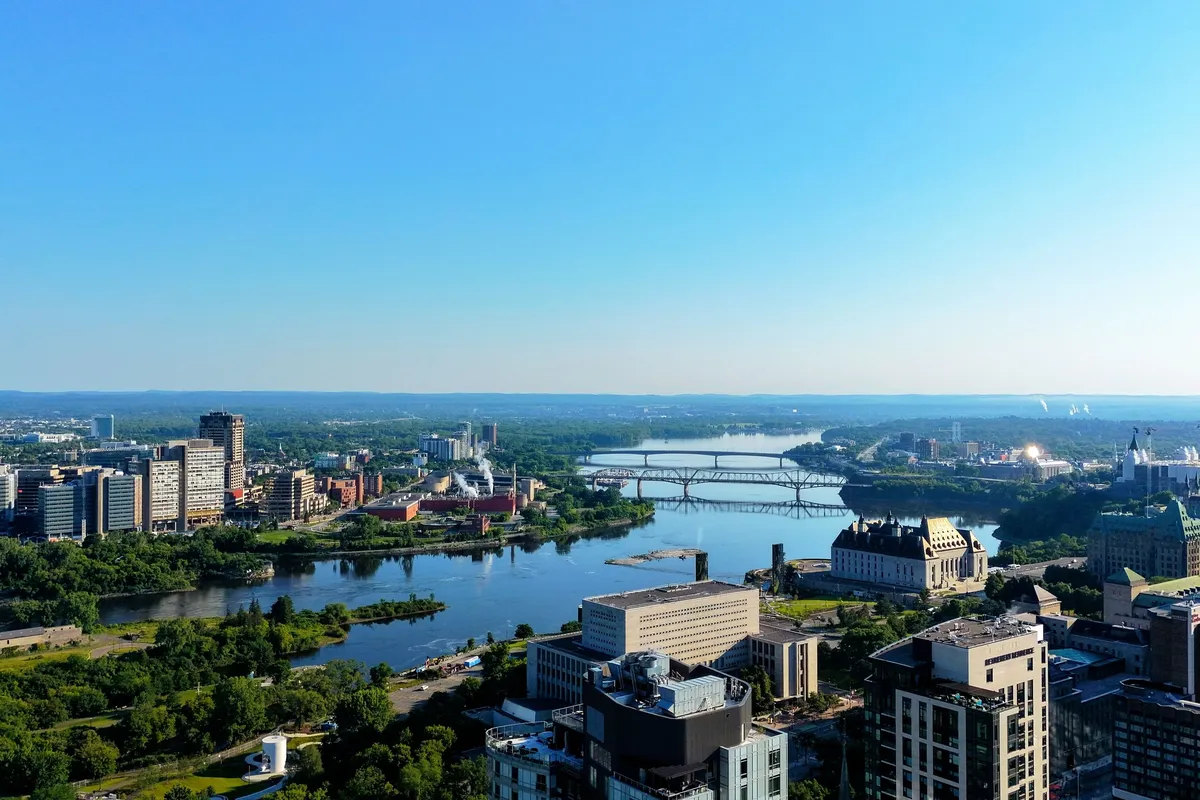 Vista aérea de Ottawa com o rio e pontes