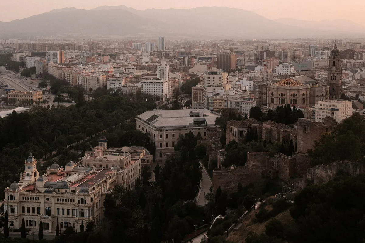 Vue aérienne de la ville de Málaga au crépuscule