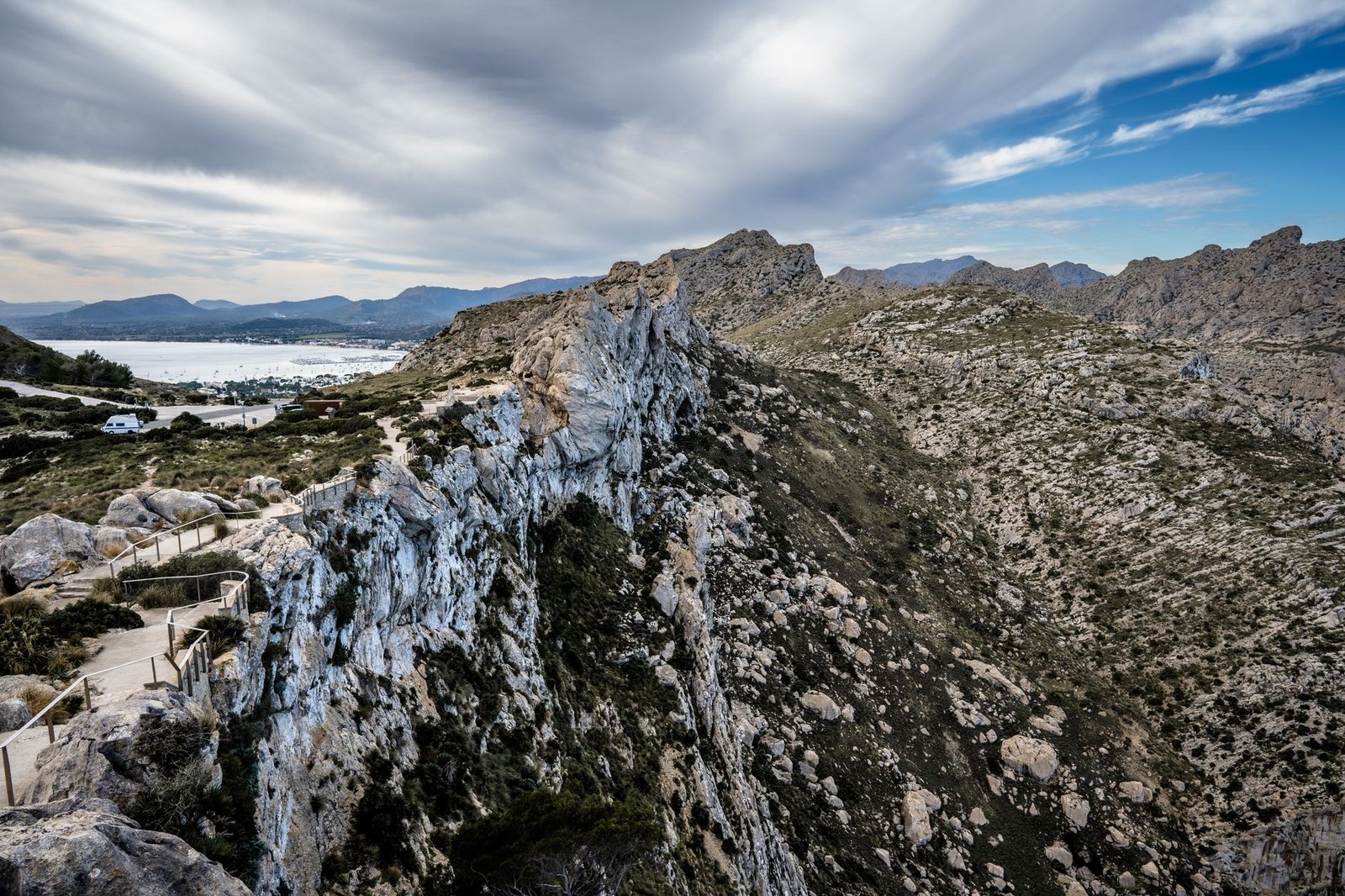 Vue panoramique de montagnes rocheuses depuis le sommet d'un sentier