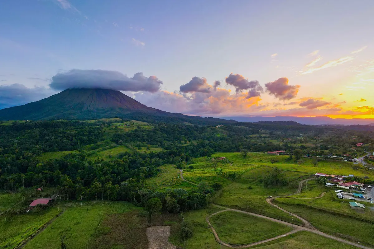 Vulcão e paisagem montanhosa da Costa Rica