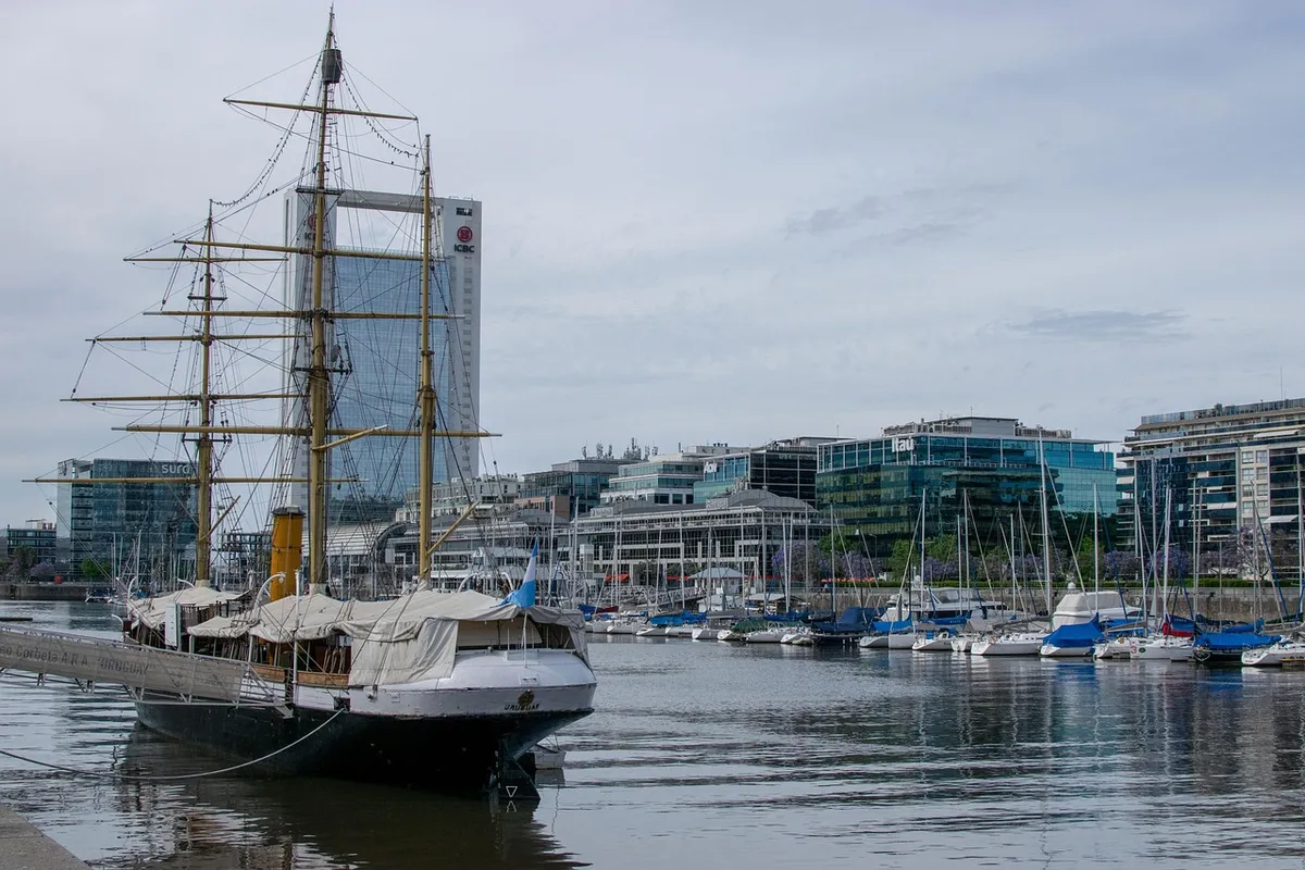 Corveta histórica ancorada em Puerto Madero, Buenos Aires