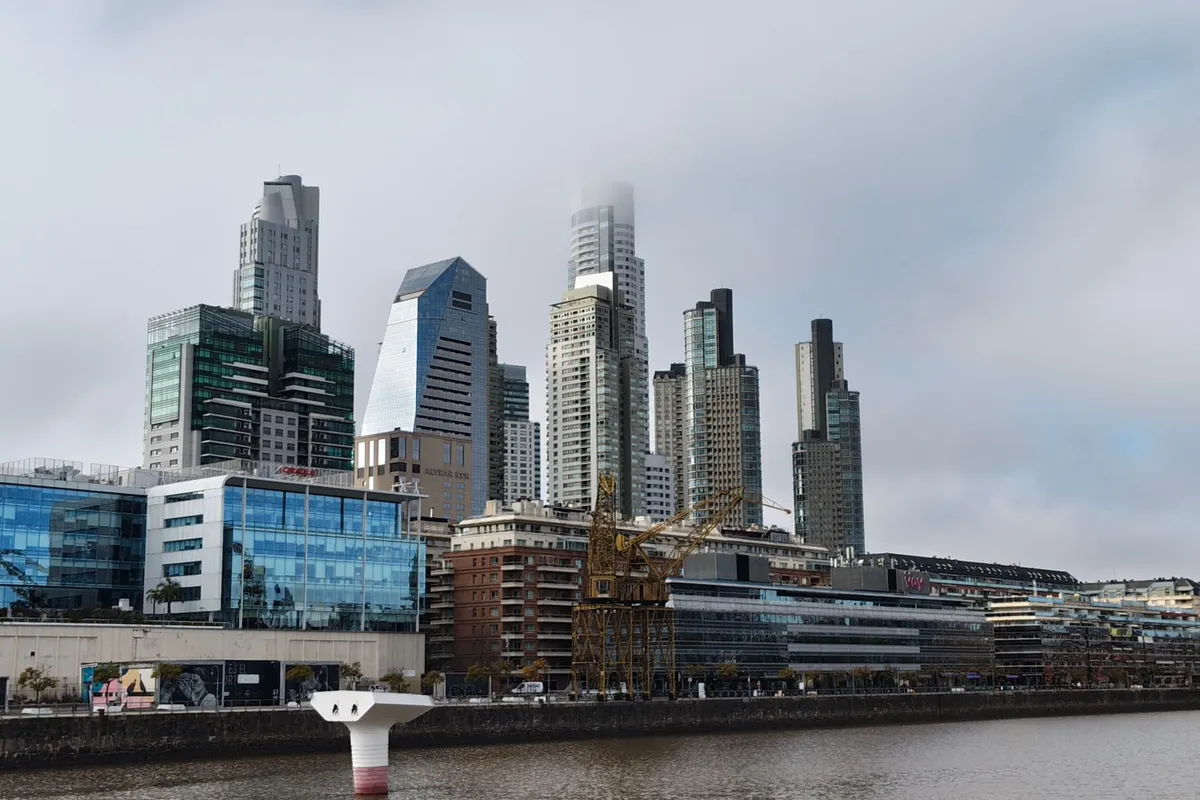 Prédios modernos na margem de Puerto Madero, Buenos Aires