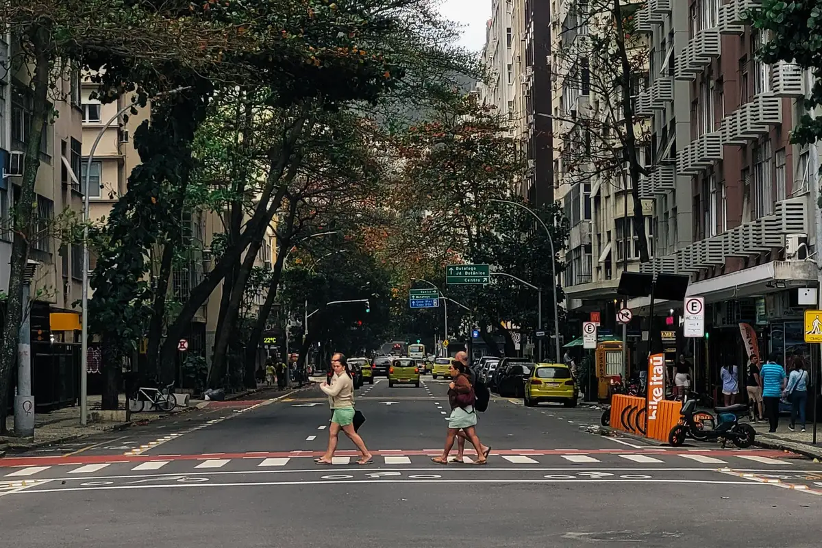 Rua arborizada em Copacabana, no Rio de Janeiro