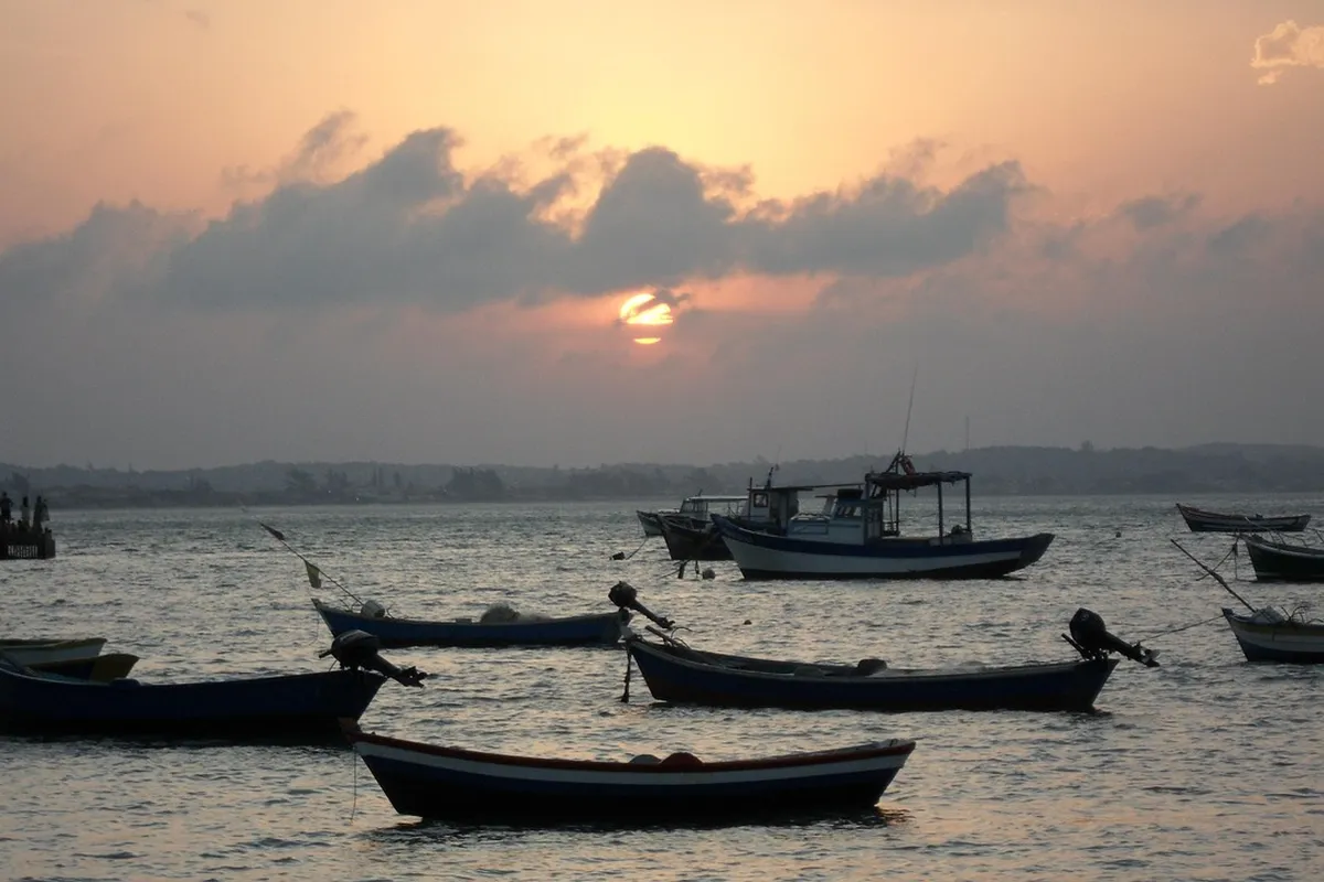 Barcos no mar de Búzios durante o pôr do sol
