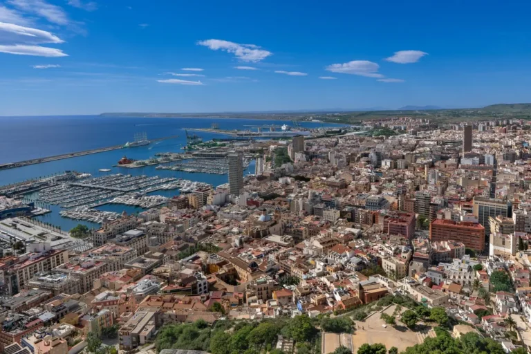 Alicante: idioma, vida cotidiana e como ir de Barcelona