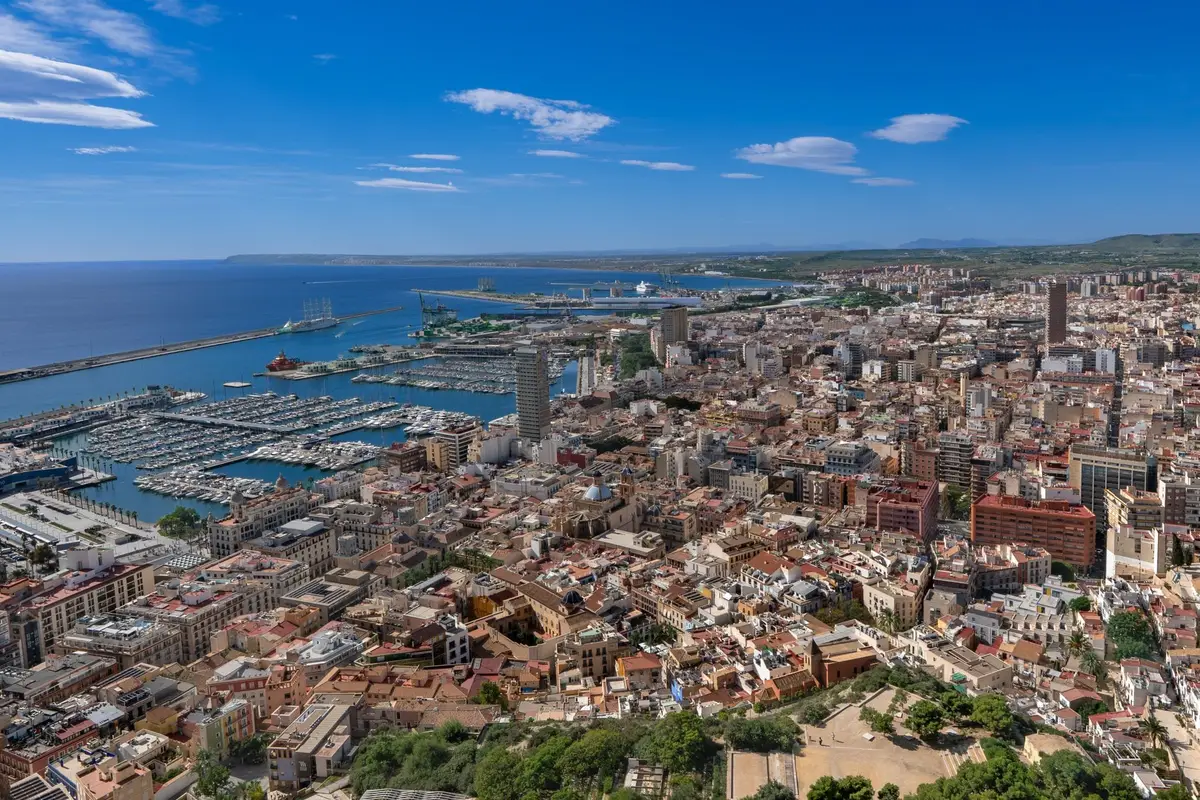 Vista aérea do centro e da marina de Alicante, junto ao Mediterrâneo
