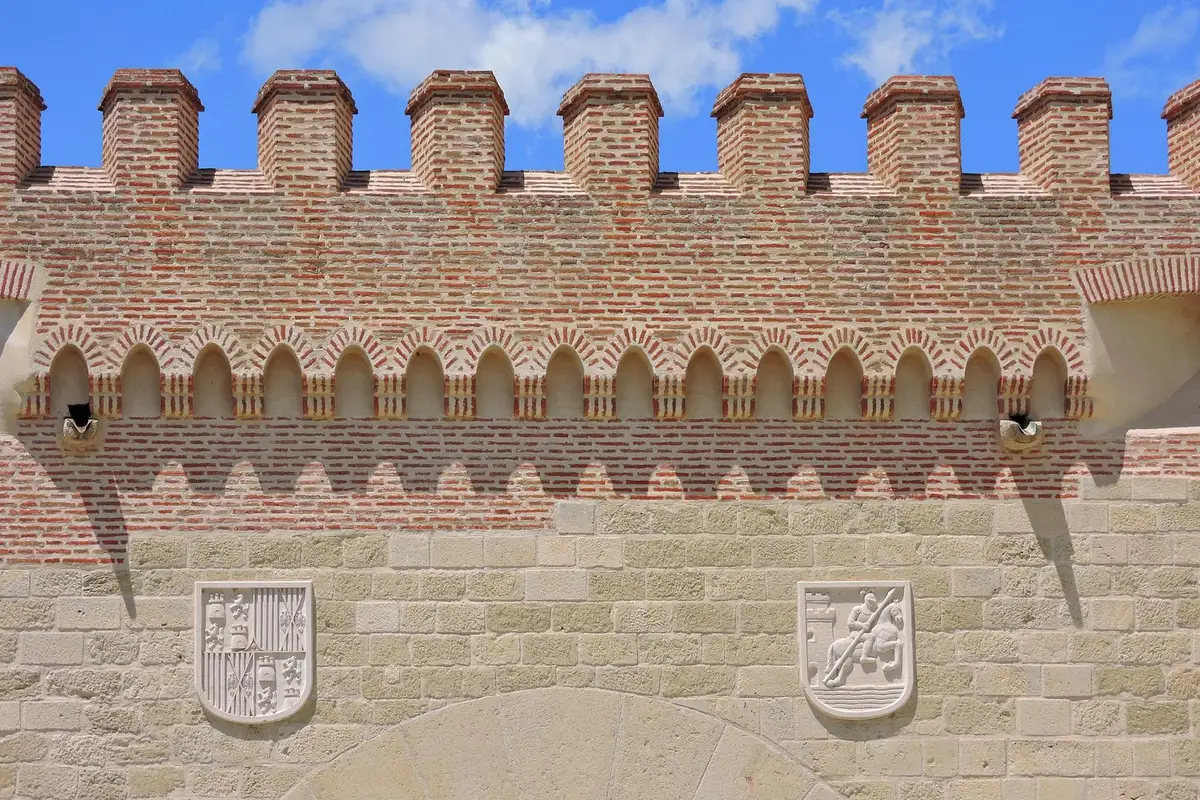 Muralhas de tijolo do Palácio da Aljafería em Saragoça