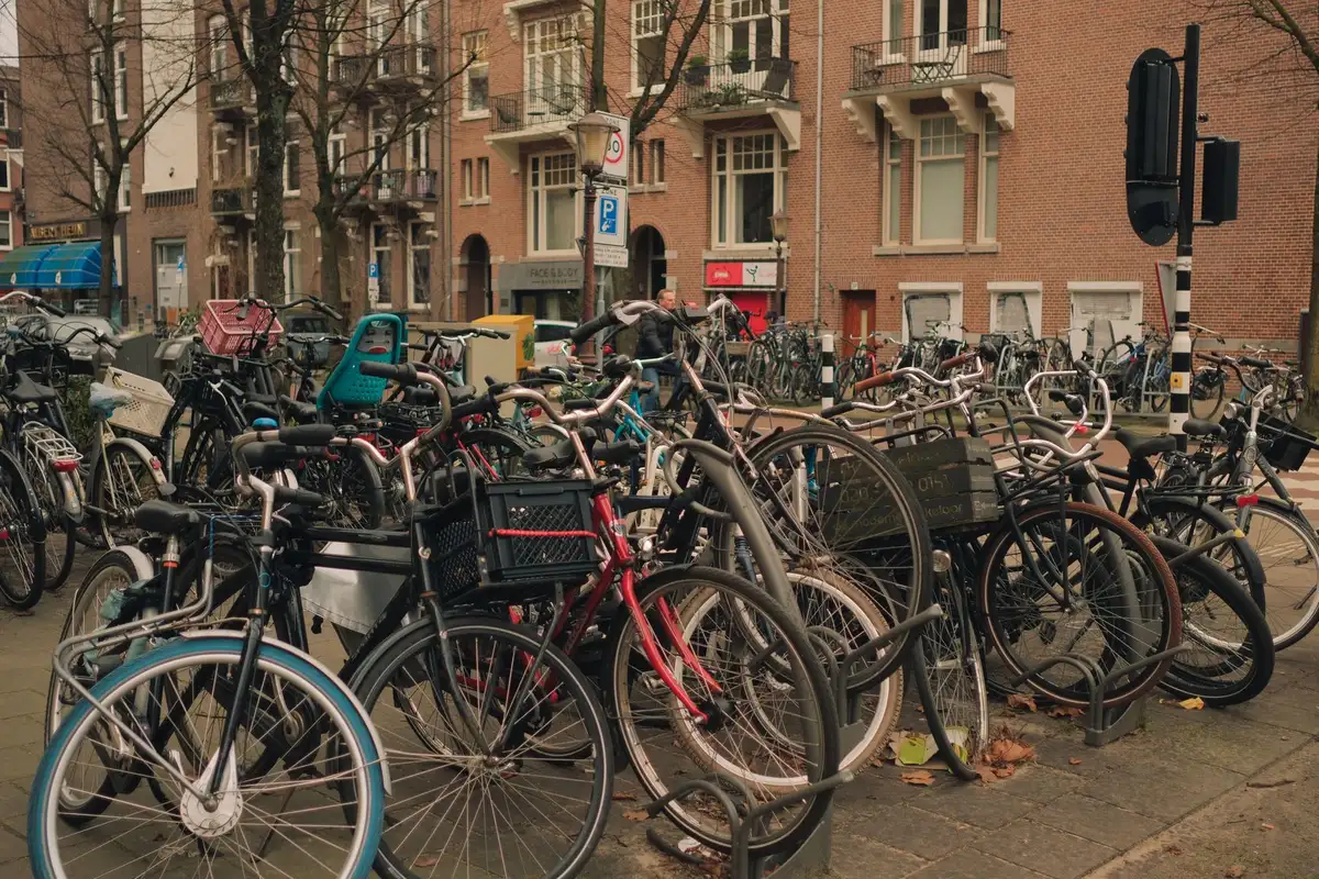 Bicicletas estacionadas en una calle de Ámsterdam, principal transporte de la ciudad