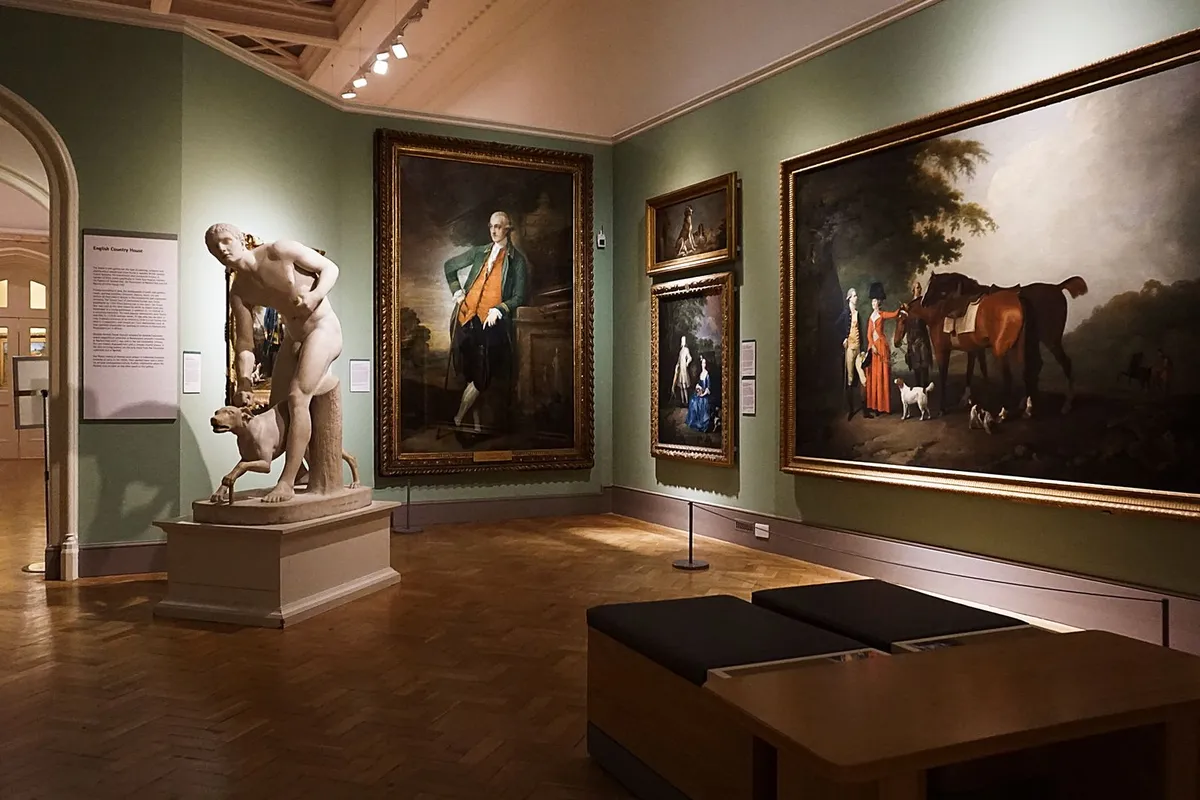 Intérieur d'un musée avec des tableaux de maîtres