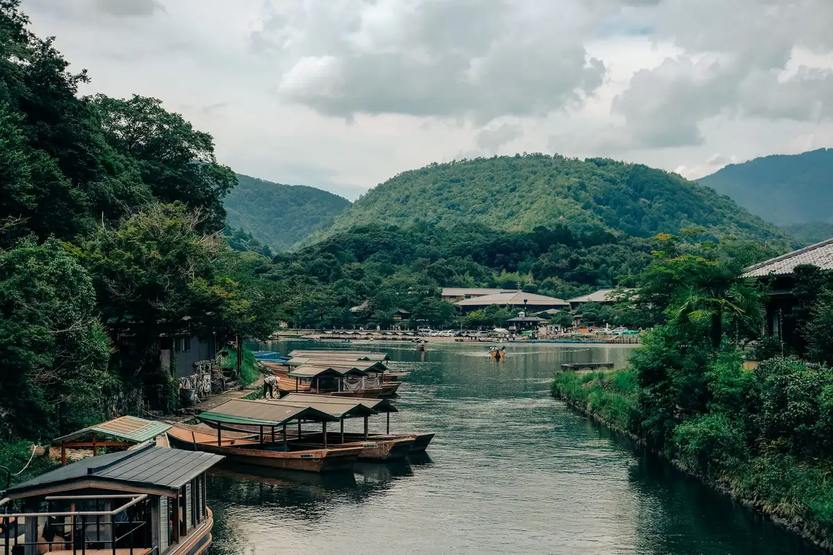 Vista do rio Katsura em Arashiyama, Kyoto, cercada por colinas verdes
