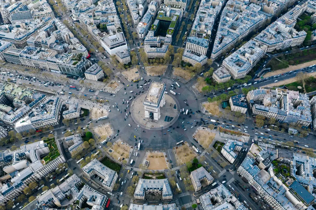Arco do Triunfo no fim da Champs-Élysées, Paris