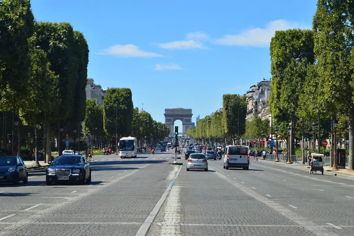 Arco do Triunfo em Paris sob céu azul