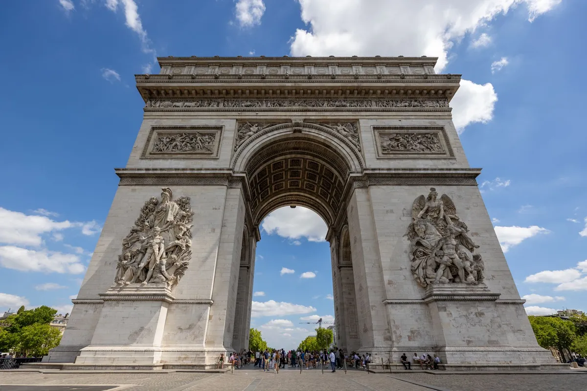Vista frontal do Arco do Triunfo em Paris