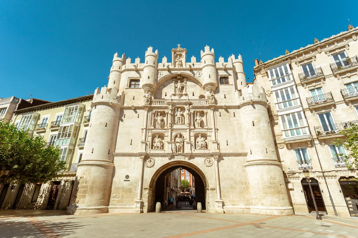 Arco de Santa María em Burgos sob céu azul
