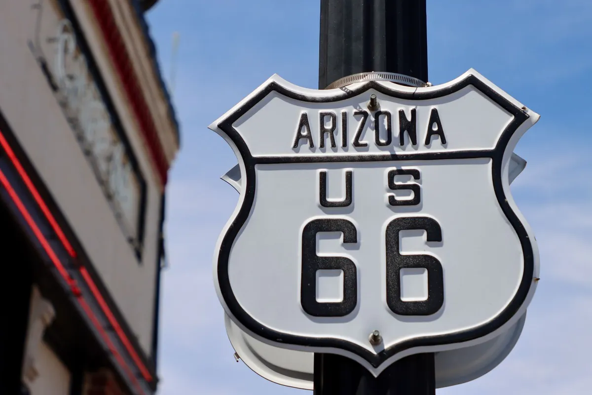 Estrada e placa da Route 66 no Arizona