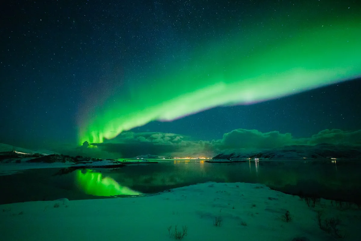 Aurora boreal sobre a paisagem de Tromsø, na Noruega