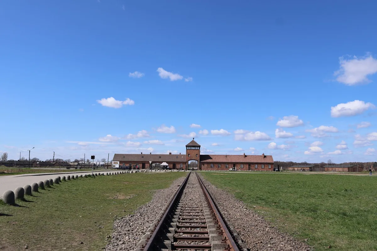 Entrada principal e linha férrea em Auschwitz II-Birkenau