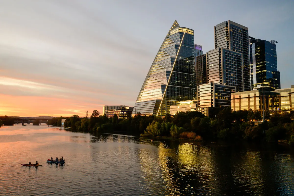 Skyline de Austin, Texas, ao entardecer visto do rio