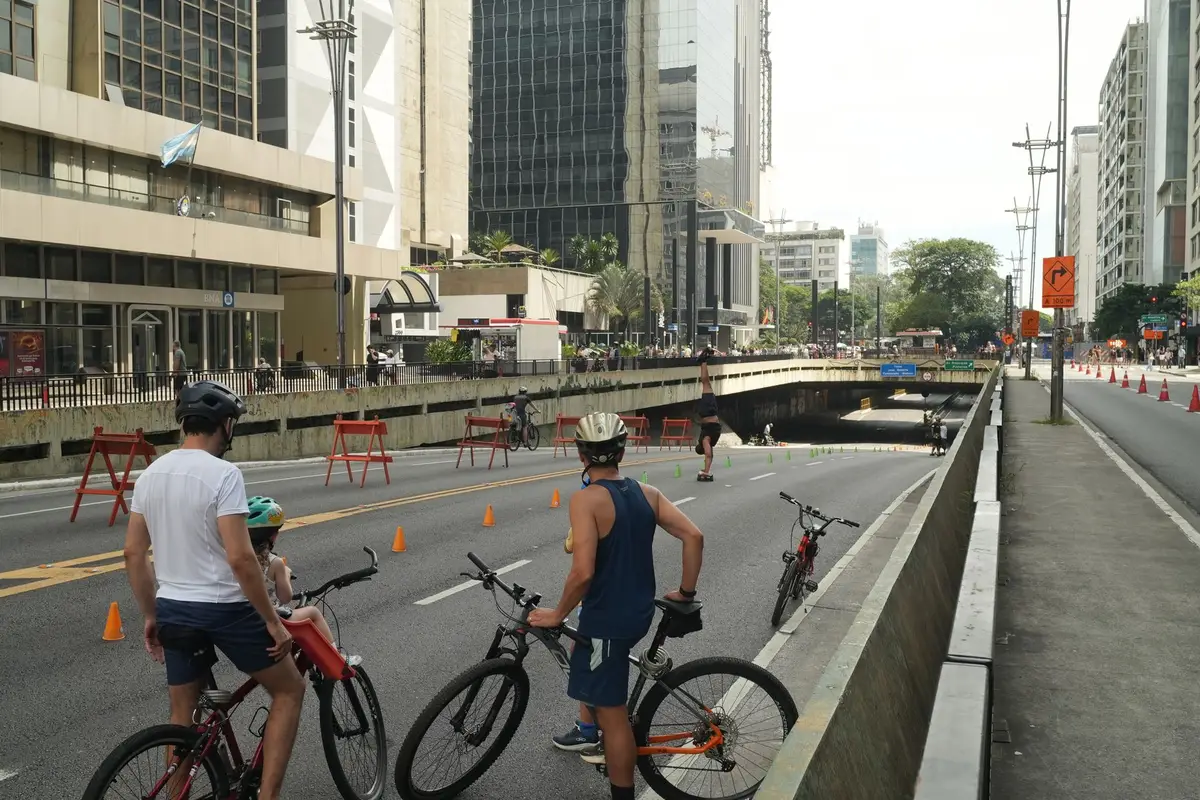 Ciclistas na Avenida Paulista fechada para carros aos domingos