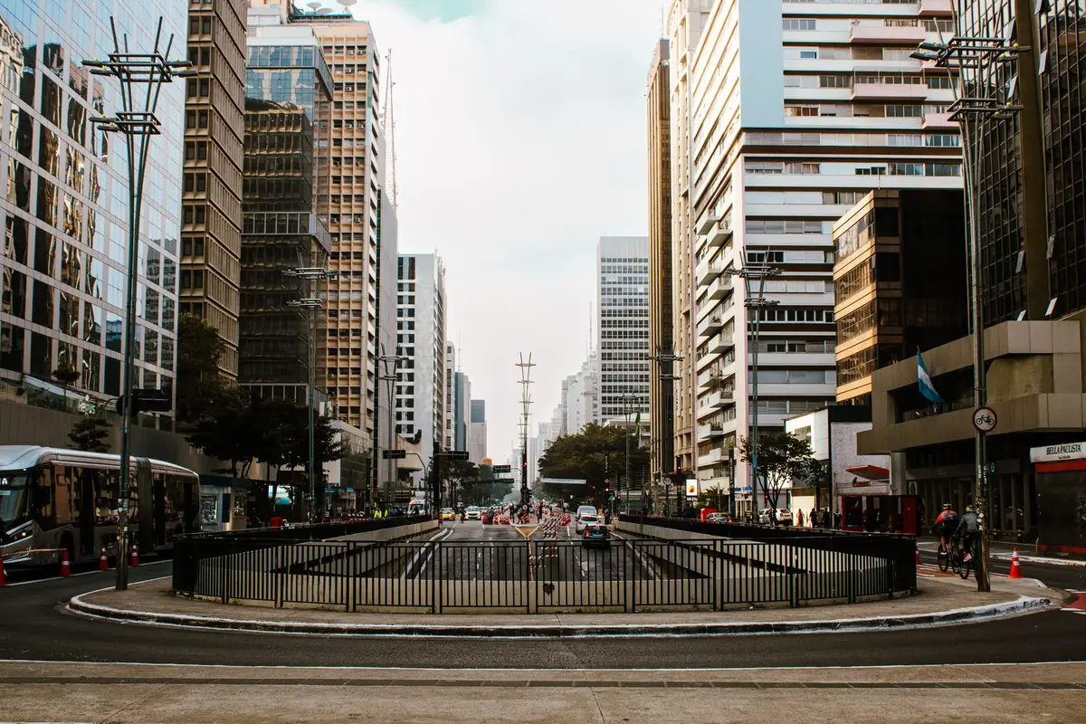 Avenida Paulista movimentada durante o dia em São Paulo
