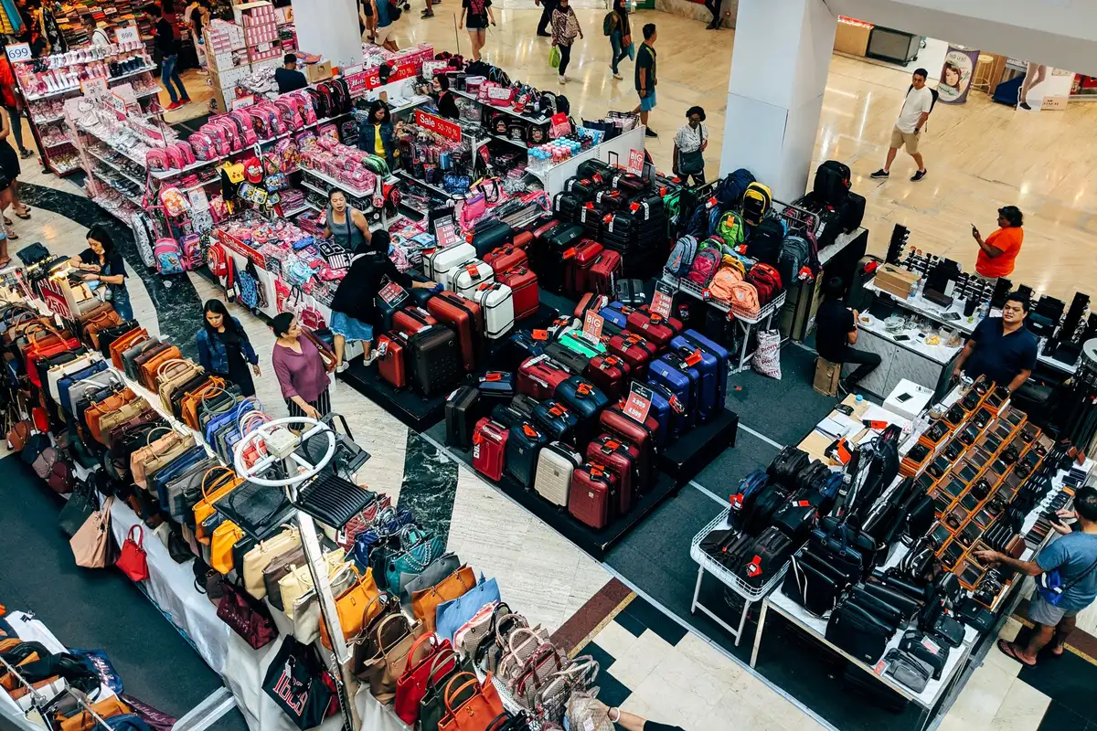 Bolsas e malas em exposição, ilustração editorial para planejamento de compras em outlet