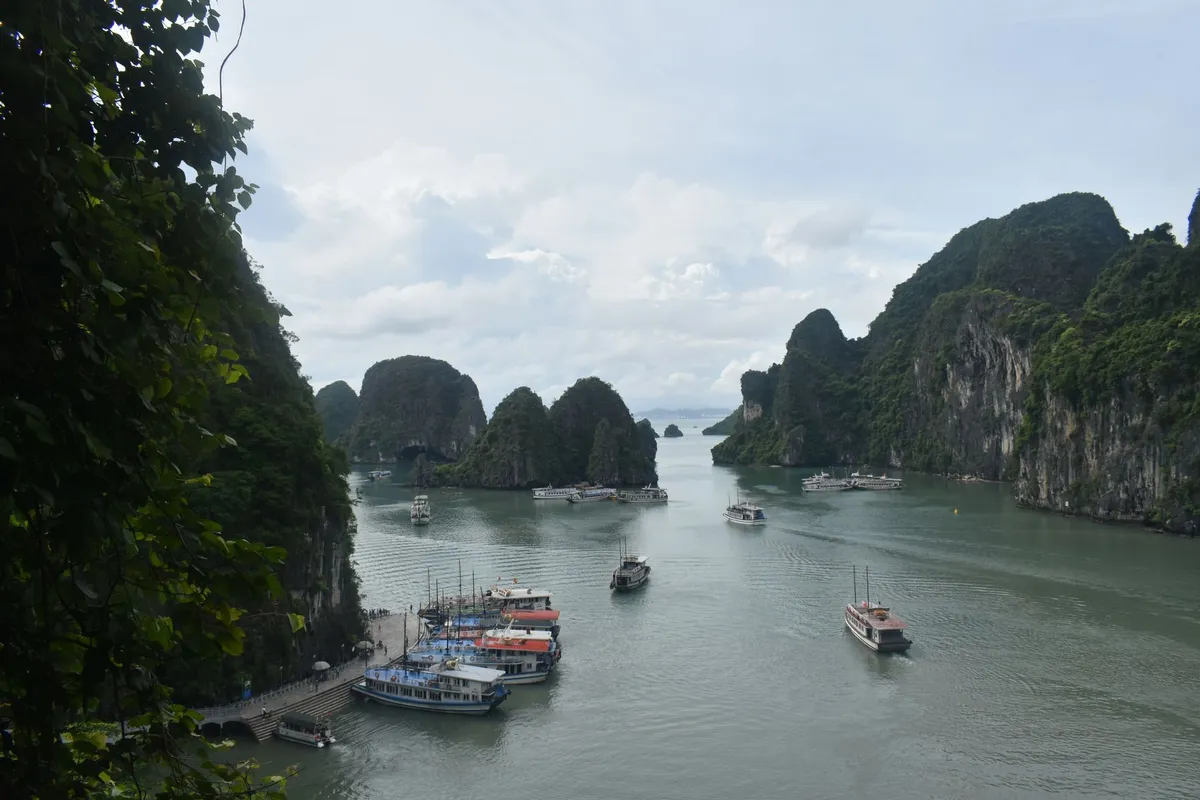 Ilhas de calcário da Baía de Ha Long emergindo do mar verde-esmeralda
