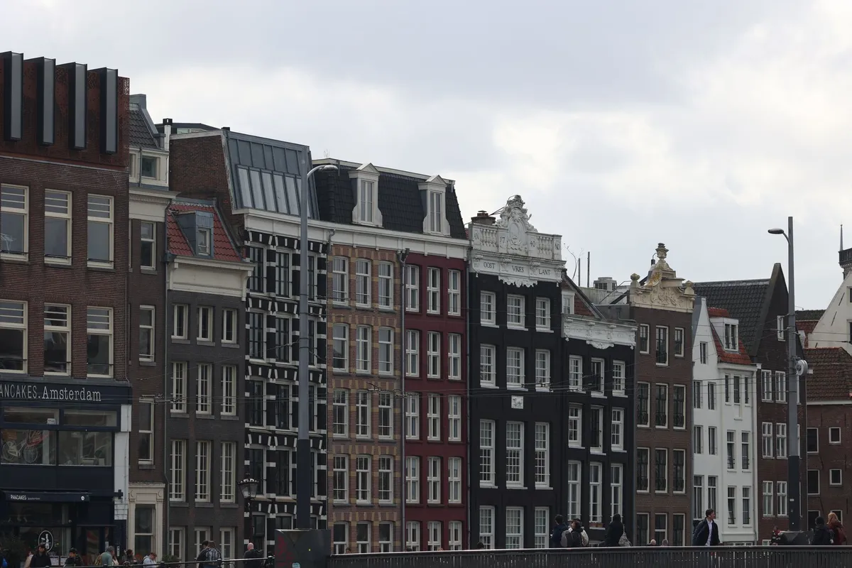 Casas históricas ao longo dos canais no centro de Amsterdã perto do Bairro Vermelho