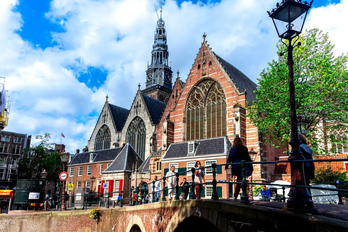 Oude Kerk a igreja mais antiga de Amsterdã no Bairro Vermelho