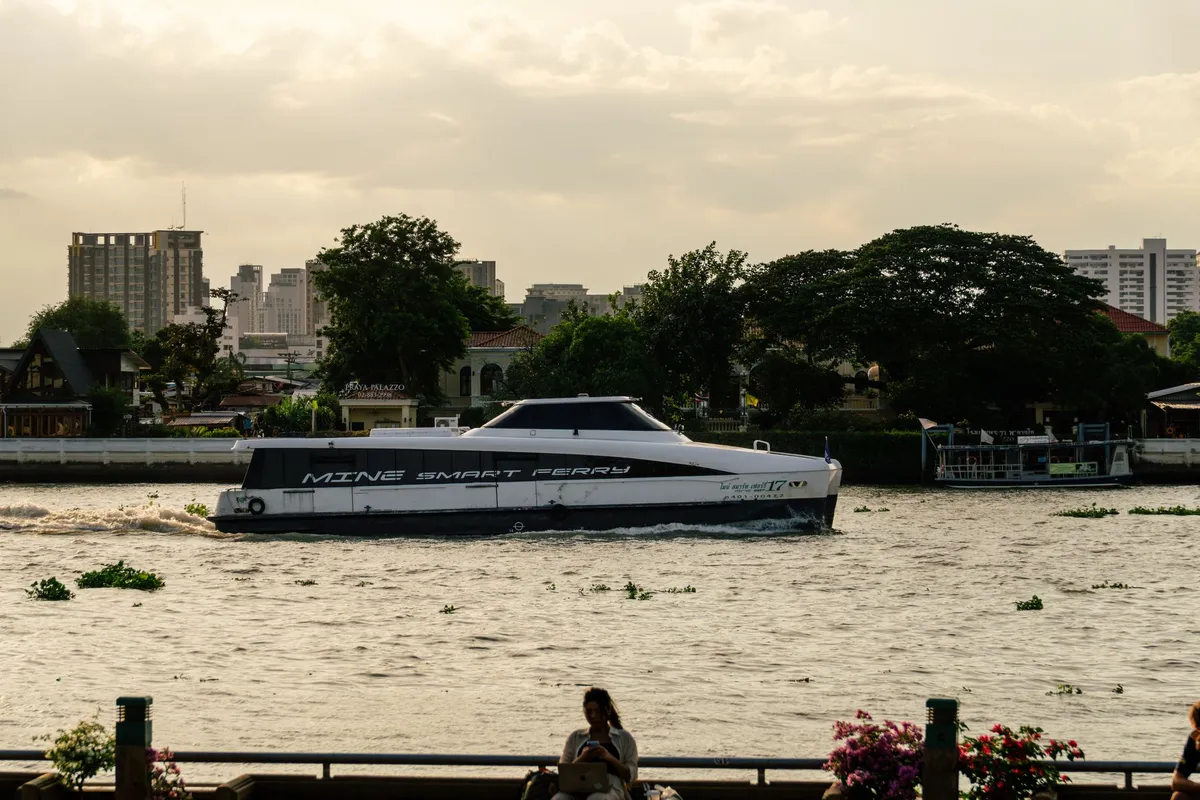 Balsa cruzando o rio Chao Phraya em Bangkok