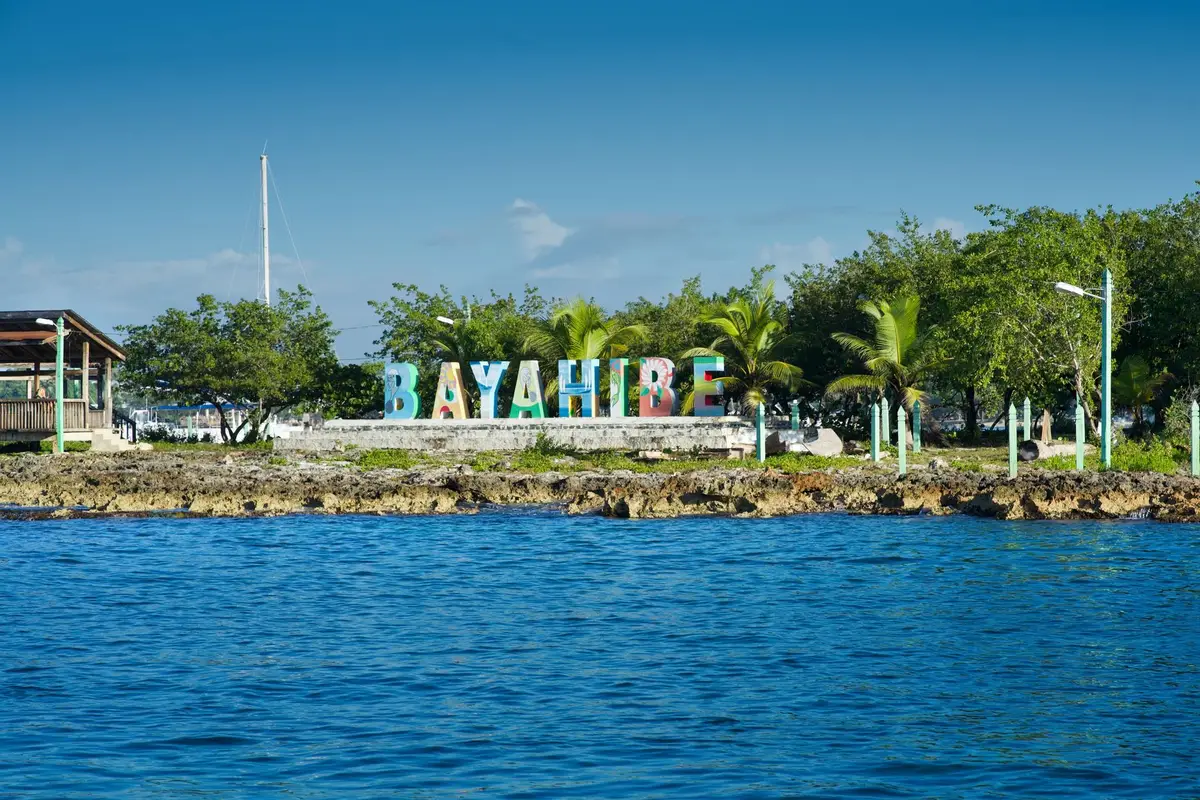 Letreiro de Bayahibe visto a partir do mar