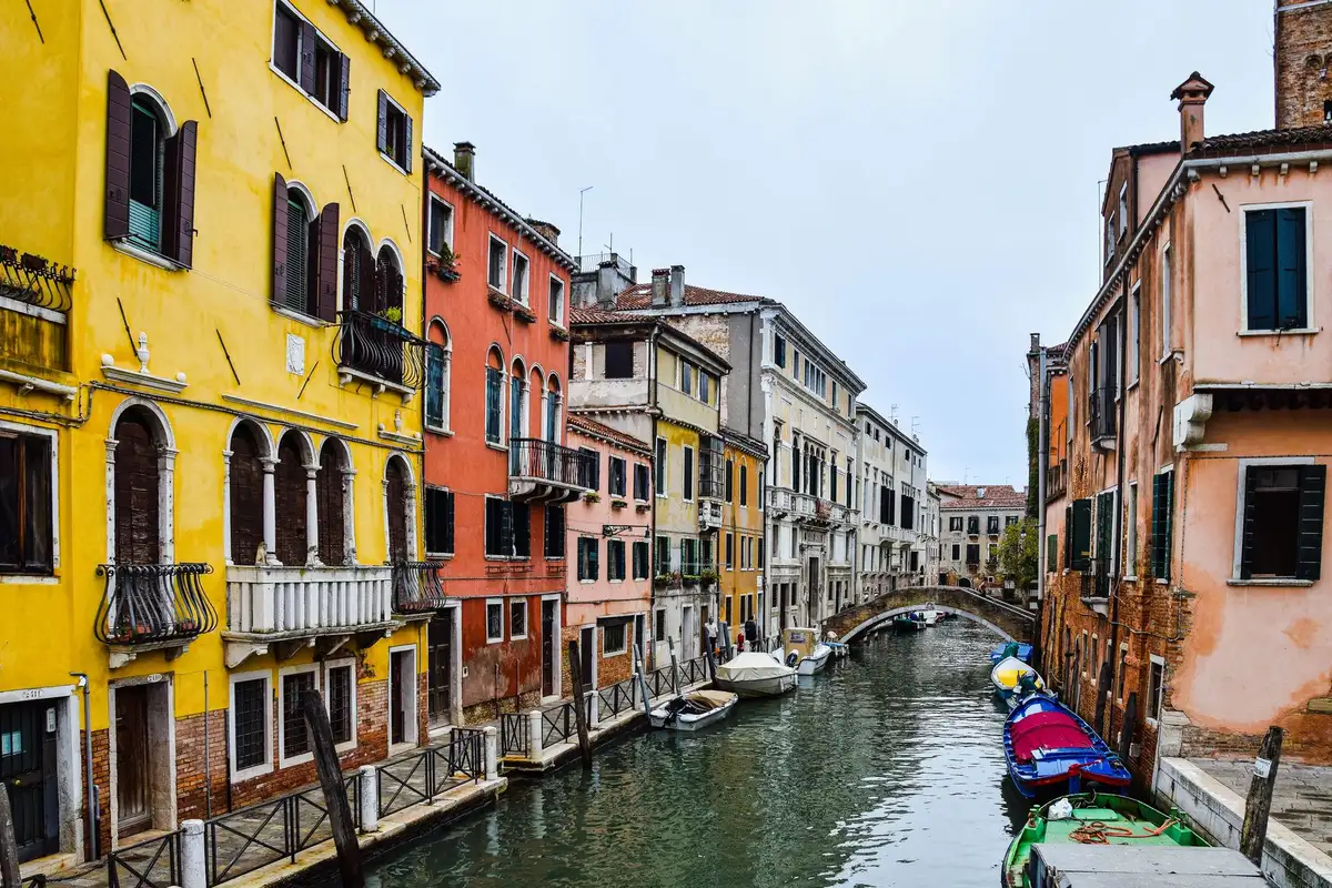 Canal com casas coloridas e gôndolas em Veneza, Itália
