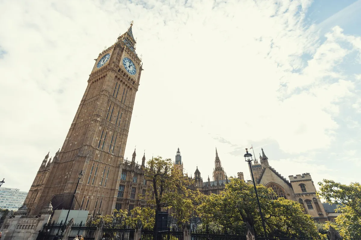 Elizabeth Tower e Big Ben vistos de frente em Londres