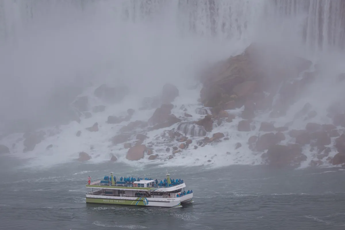 Barco turístico diante das Cataratas do Niágara