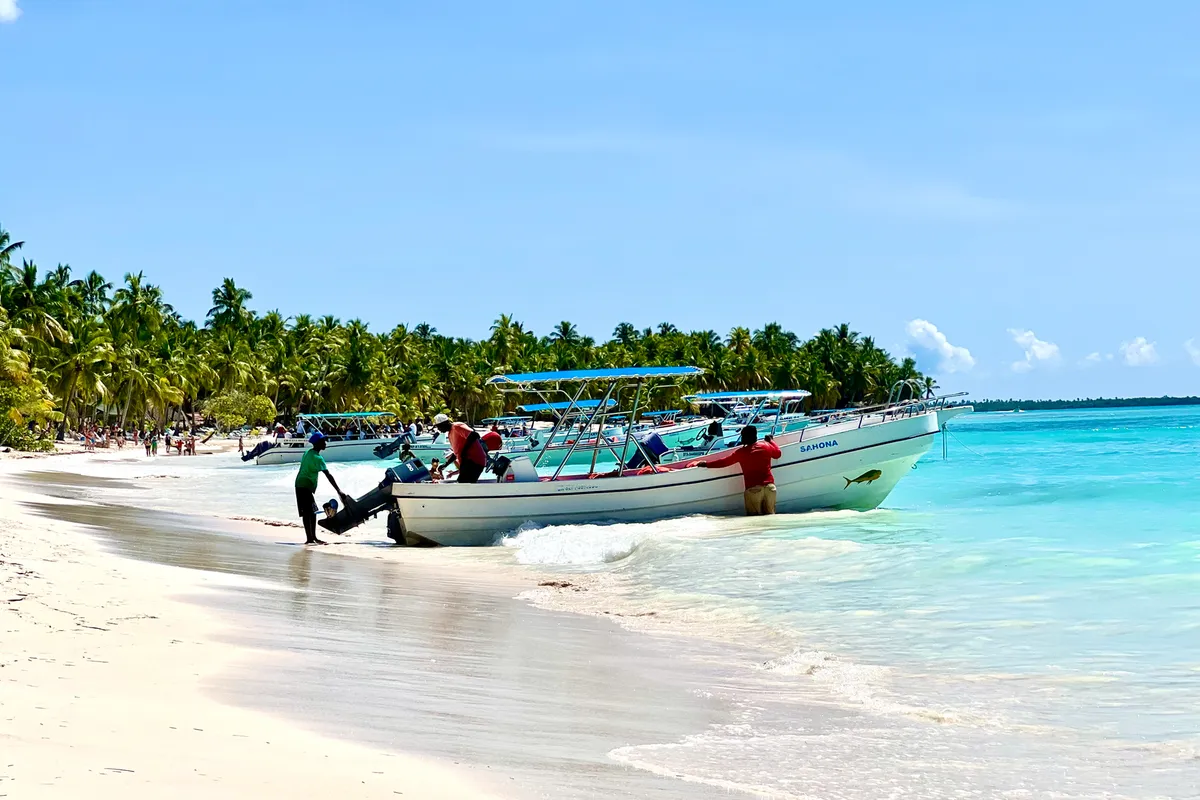 Barcos em praia caribenha