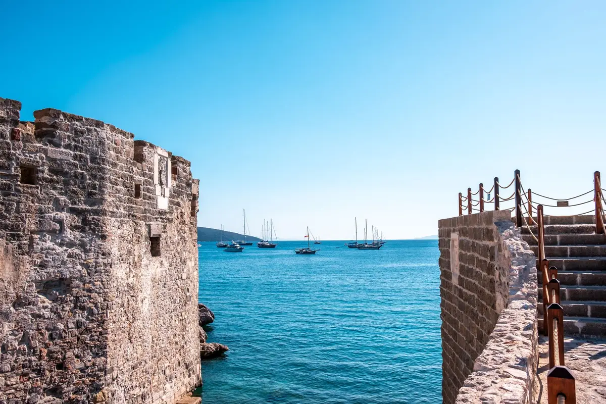 Muralhas do Castelo de Bodrum junto ao mar com veleiros
