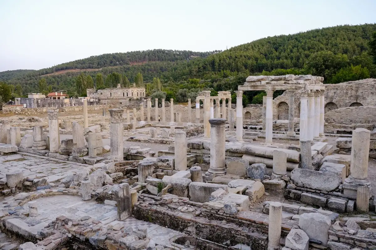Ruínas antigas de coluna na região de Muğla, próxima a Bodrum