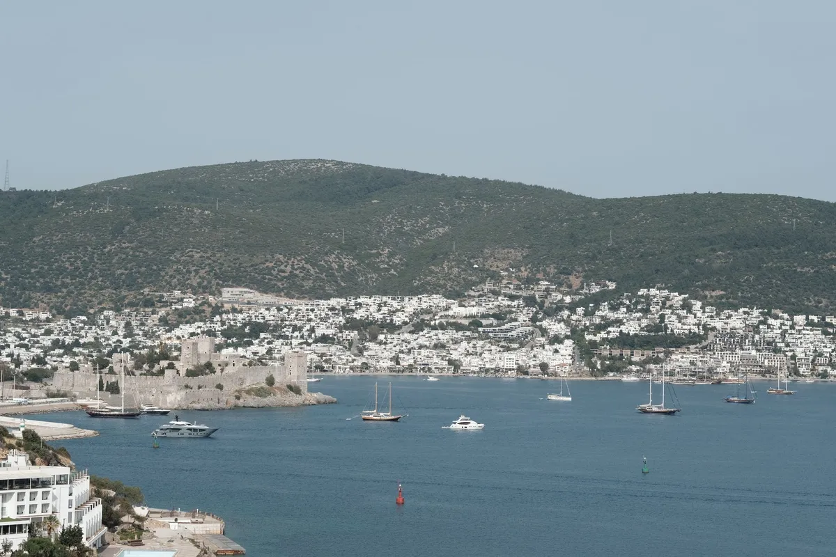 Ruínas e costa de Bodrum no mar Egeu