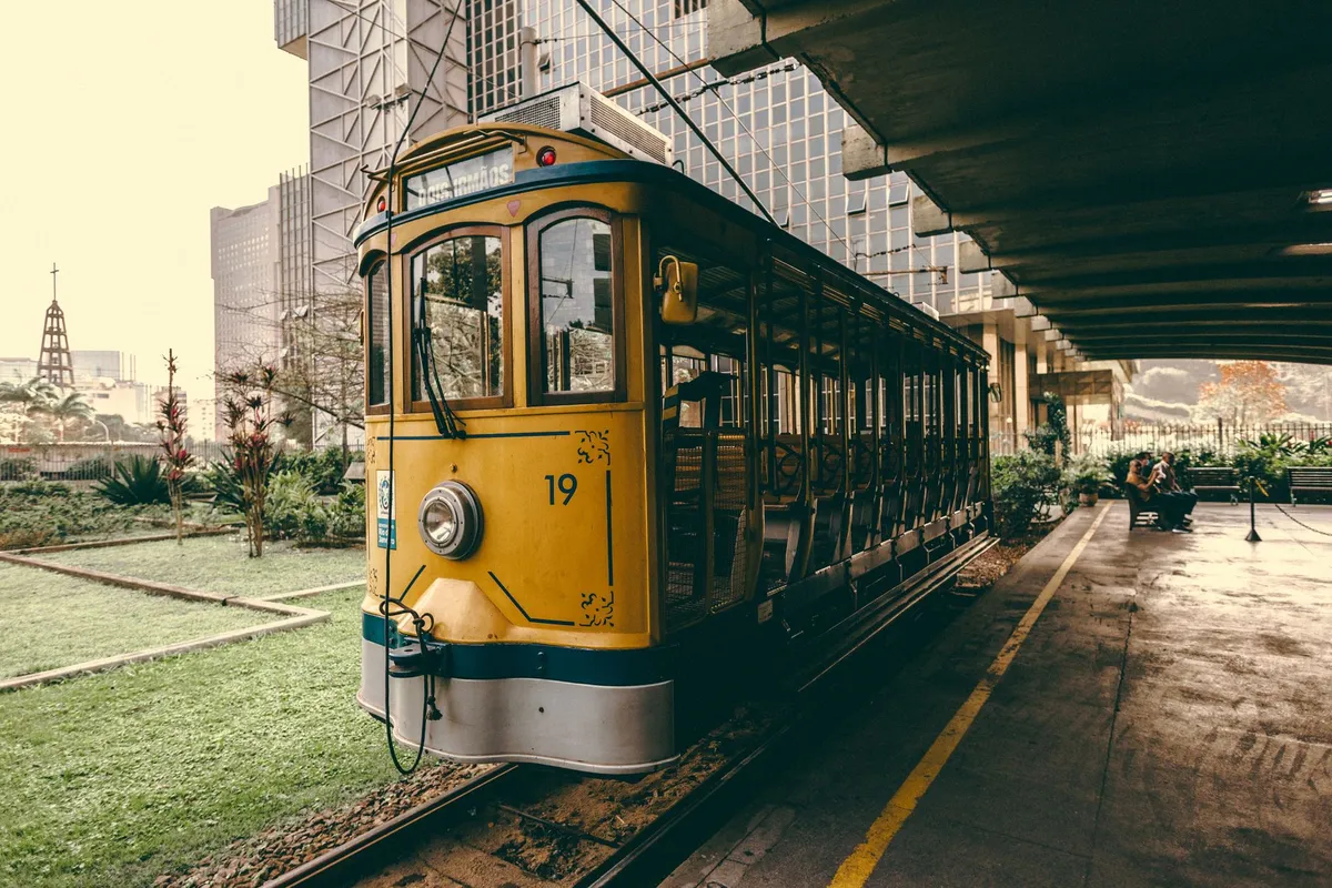 Bonde amarelo de Santa Teresa parado em uma estação no Rio