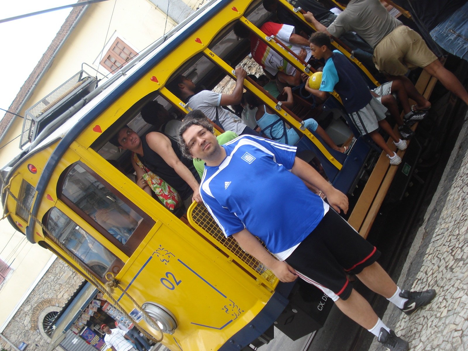 Bondinho amarelo em rua de Santa Teresa no Rio de Janeiro