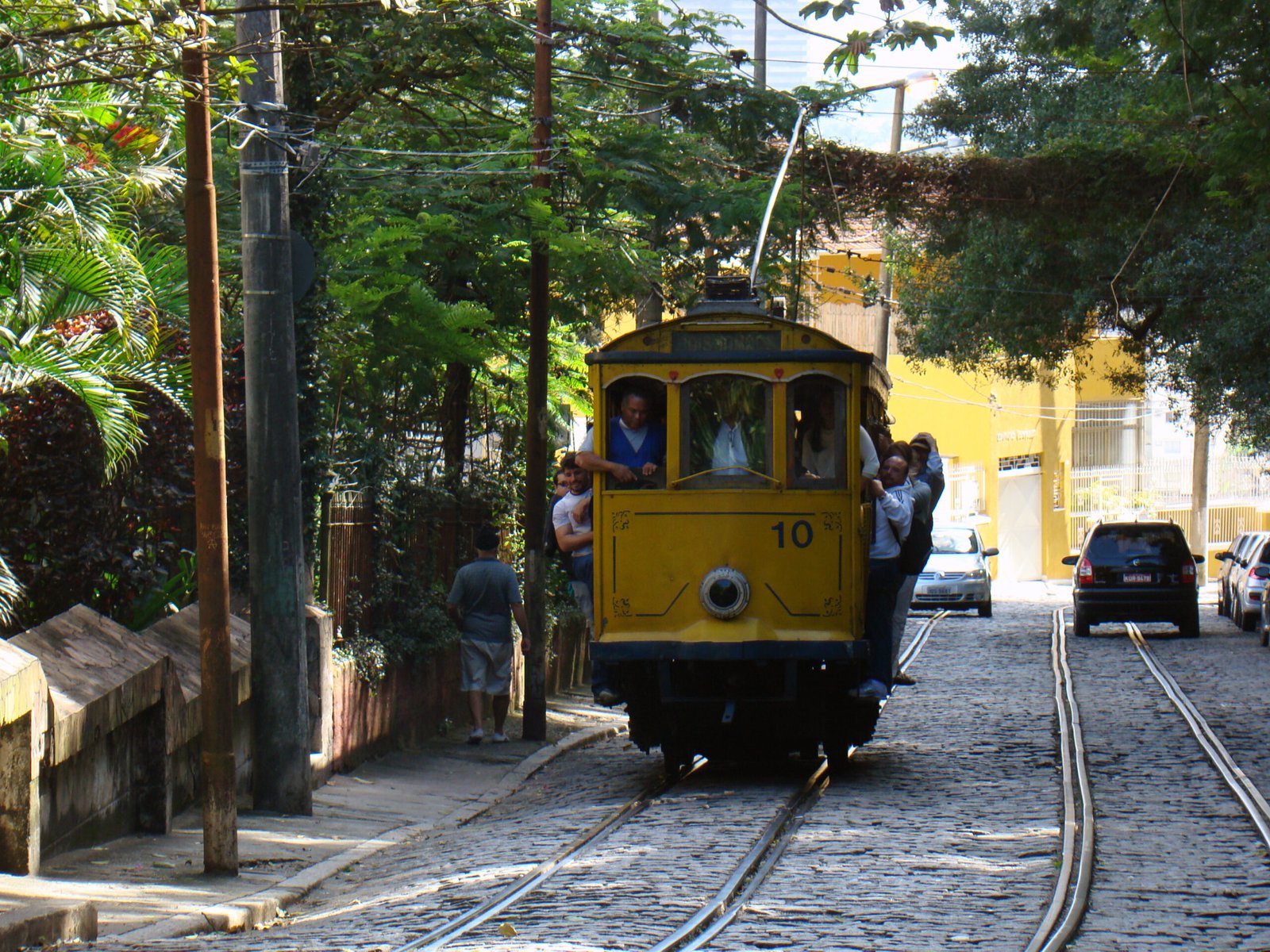 Bondinho amarelo em rua de Santa Teresa no Rio de Janeiro